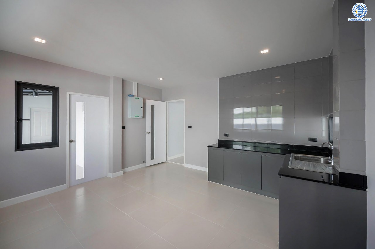 บ้านเดี่ยวฟิลคฤหาสน์มือสองตกแต่งใหม่ แบรนด์ LH ดีไซน์สุดหรูหรา โครงการ ลดาวัลย์ ปิ่นเกล้า เนื้อที่ 178.6 ตร.ว. บนพื้นที่ใช้สอยถึง 651.84 ตร.ม. ฟังก์ชันจัดเต็ม 5 ห้องนอน 7 ห้องน้ำ  1 ห้องแม่บ้าน จอดรถได้ถึง 3 คัน ทำเลศักยภาพติดถนนบรมราชชนนี เชื่อมต่อหลายเส้นทาง ใกล้มหาวิทยาลัยมหิดล และเซ็นทรัลศาลายา